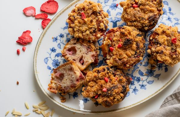 Jahodové muffiny z podmáslí s drobenkou