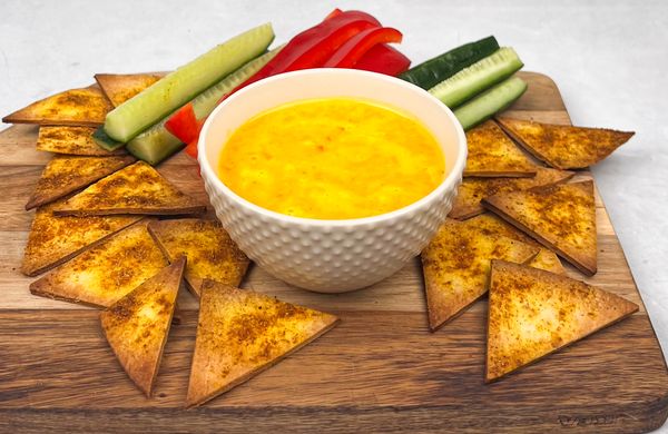 Domácí nachos z tortilly se sýrovým dipem