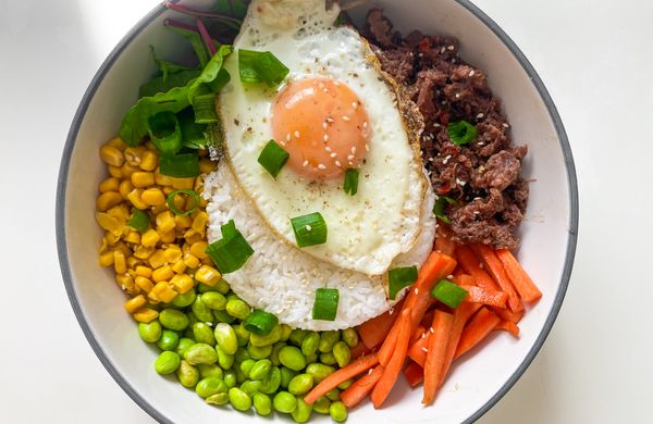 Kórejský hovädzí bibimbap s ryžou