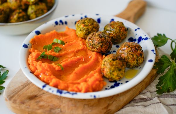 Putenbällchen mit Kräutern und Feta