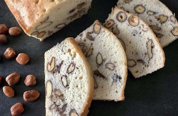 Bielkový chlebíček s orechmi na plechu