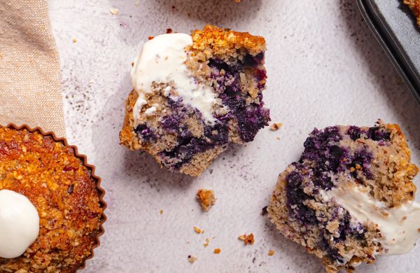 Čučoriedkové muffiny s posýpkou plnené tvarohom