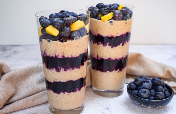 Mangovokokosové overnight oats s čučoriedkami