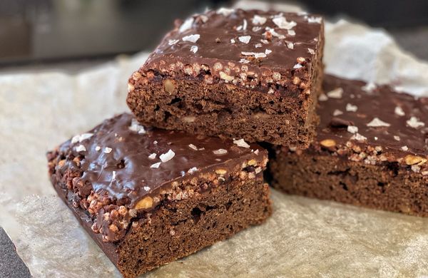 Brownie s křupavou čokoládou a vločkami soli