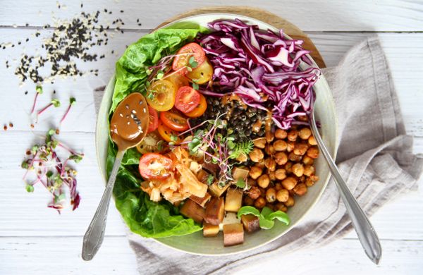 Vegánsky Buddha Bowl s arašidovou zálievkou