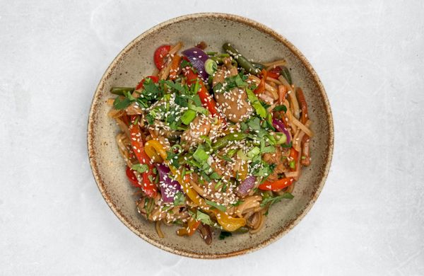 Chinesische Hähnchenpfanne mit Nudeln