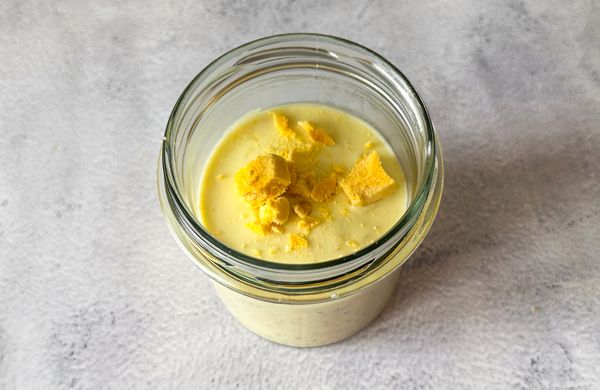 Mangové overnight oats s bílou čokoládou