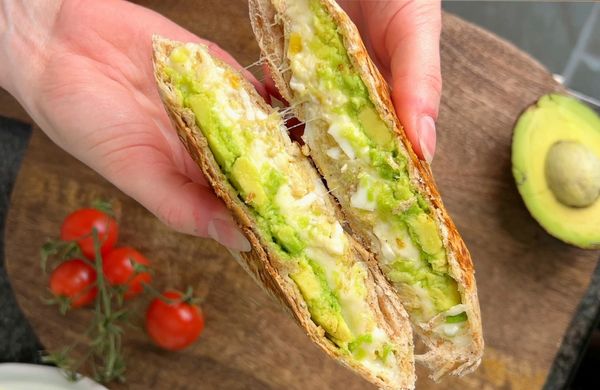 Tortilla cu avocado și ou