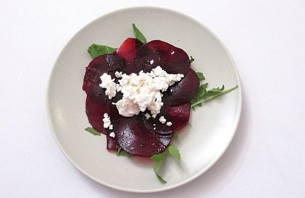 Carpaccio z červené řepy s kozím sýrem