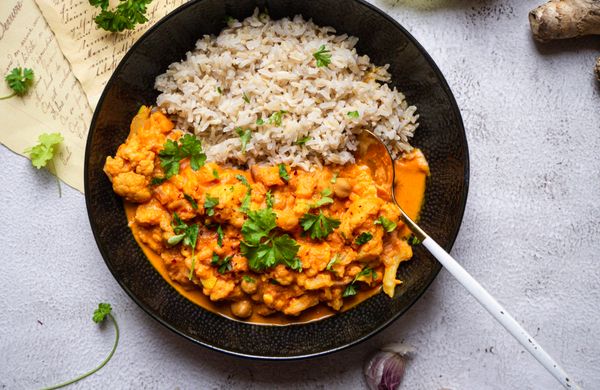 Cícerový dhal s karfiolom a batatmi