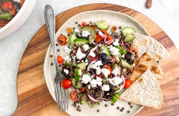 Beluga-Linsensalat mit Feta und Tomaten