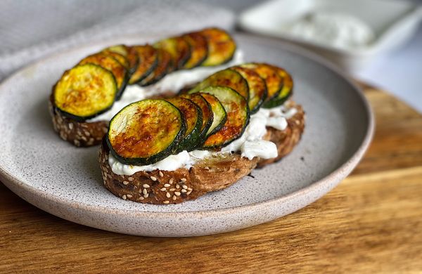Toast s pečenou cuketou a burratou