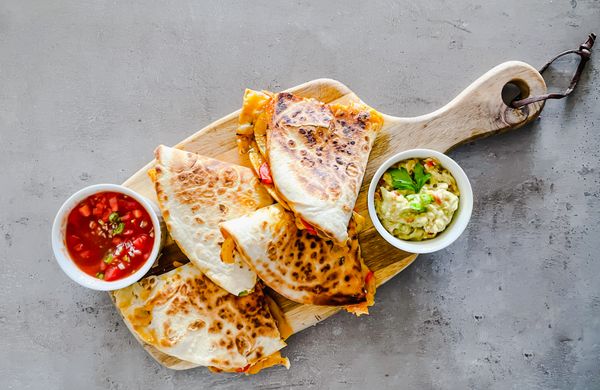 Hähnchen-Quesadilla mit Käse im Fajitas-Stil