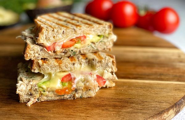 Sandwich cu ton cu brânză la cuptor