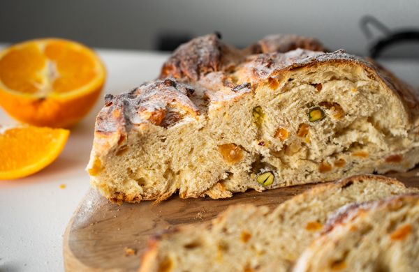 Velikonoční mazanec s meruňkami a pistáciemi