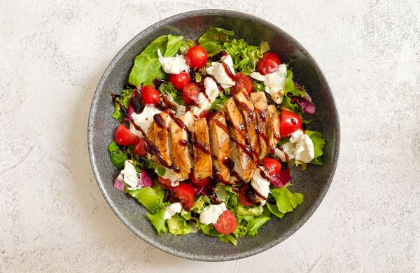 Grilované kura so syrom burrata a paradajkovým šalátom