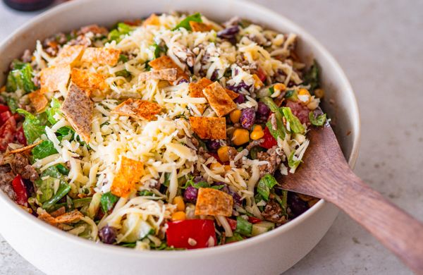 Burrito salát s hovězím masem a tortilla chips