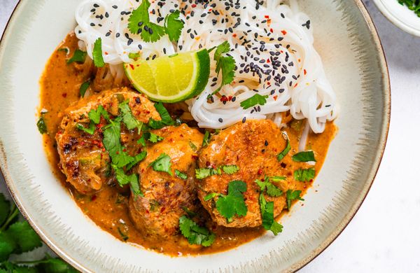 Hähnchen-Curry-Taler mit Kokosmilch