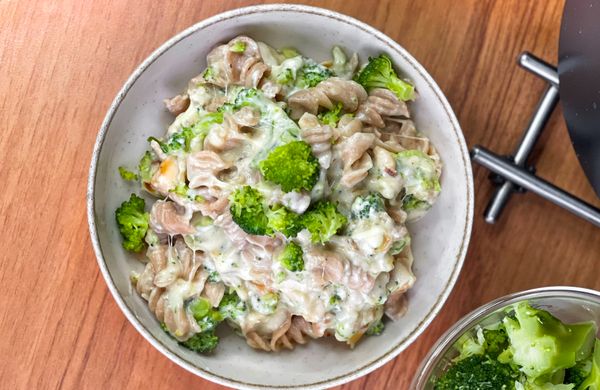 Krémové těstoviny se sýrovou omáčkou a brokolicí