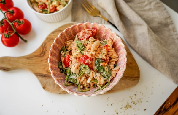 Warmer Nudelsalat mit gebackenem Lachs und Feta