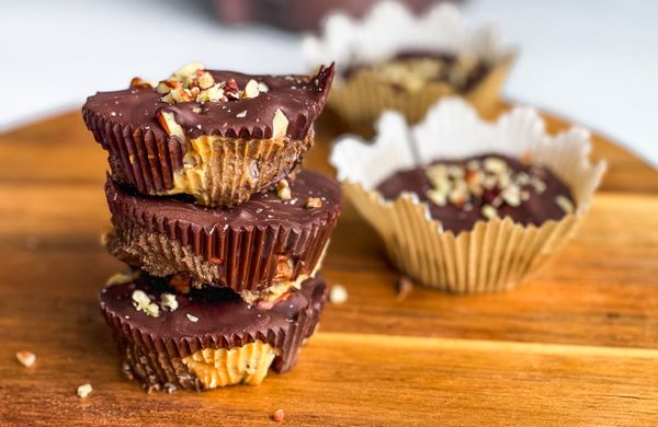 Nepečené arašidové košíčky z datlí