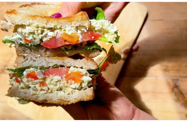 Kurací sandwich s pestom a syrom feta