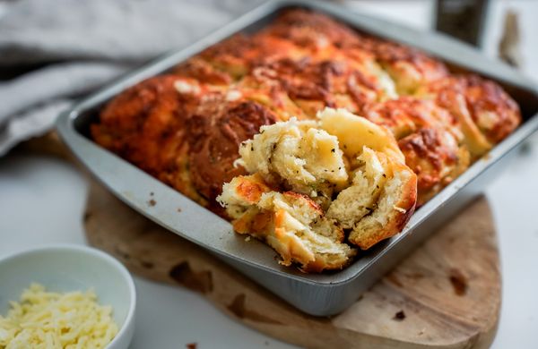 Melci sărați din aluat dospit cu usturoi