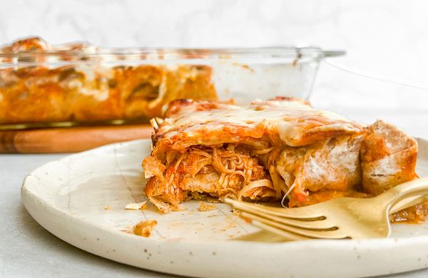 Enchiladas s kuřecím masem a rajčatovou omáčkou