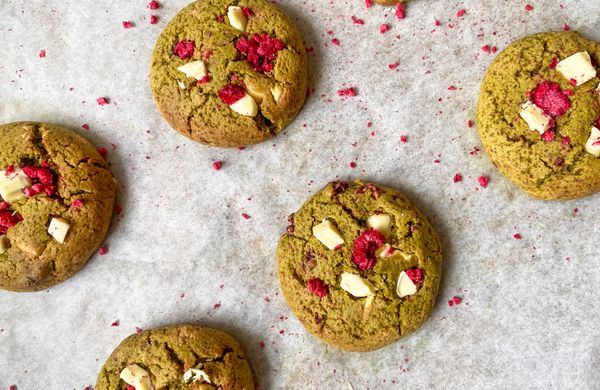 Matcha-Kekse mit Himbeeren und weißer Schokolade