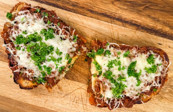 Topinky s masovou směsí a sýrem