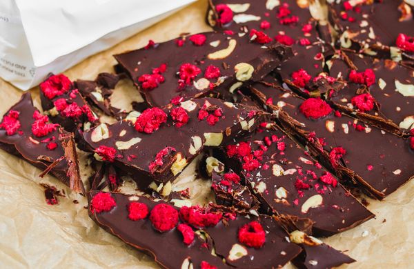 Domácí lámaná čokoláda s lyofilizovanými malinami