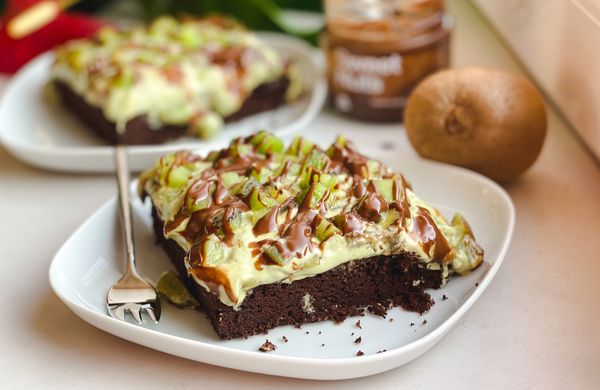 Fazuľový koláč s matcha tvarohom a kiwi