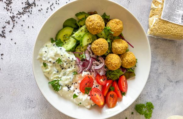 Falafel bowl s cottage sýrem