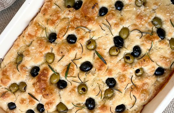 Focaccia s olivami a rozmarýnem