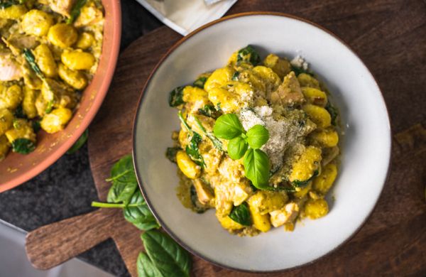 Hähnchen-Gnocchi-Pfanne mit grünem Pesto