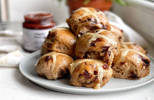 Hot cross buns z mąki pełnoziarnistej