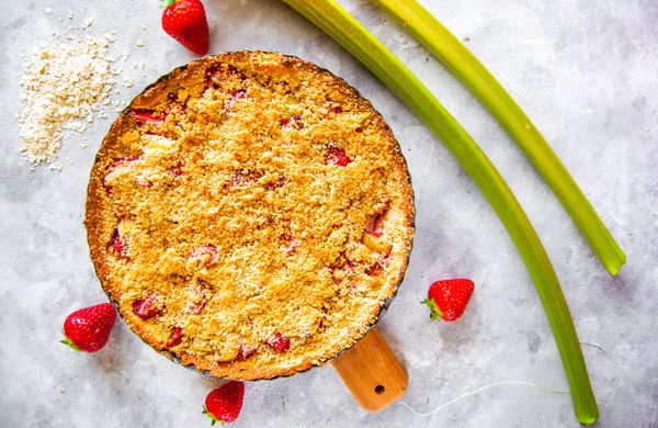 Jahodovo-rebarborový koláč z ovesných vloček a mandlí