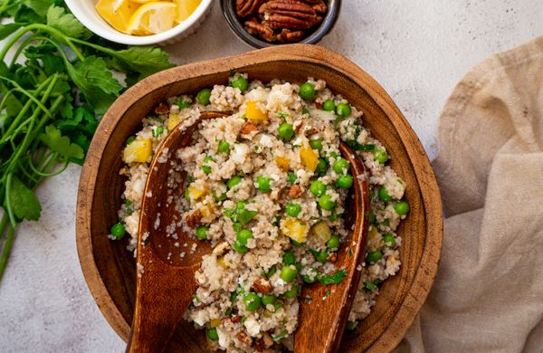 Jarní salát s kuskusem a balkánským sýrem