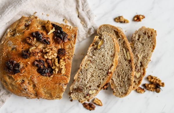 Schnelles Dinkelwalnussbrot mit Trockenhefe