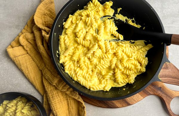 Makarony se sýrem z jedné pánve