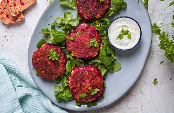 Rote-Bete-Bratlinge mit Balkankäse