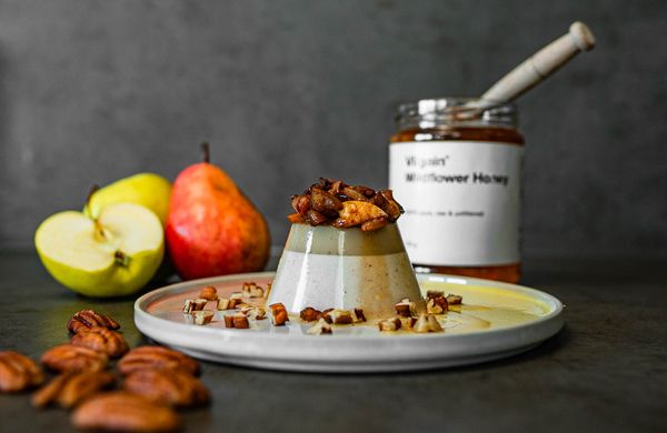 Kokosová panna cotta s jablkem, hruškou a ořechy