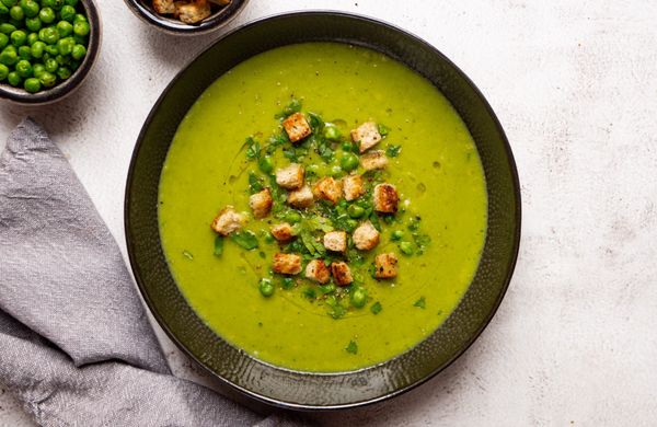 Hrášková polévka z mraženého hrášku s krutony
