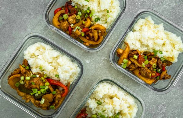 Kuřecí kung pao se zeleninou a rýží