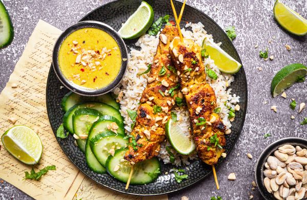 Kuřecí satay s arašídovou omáčkou a rýží