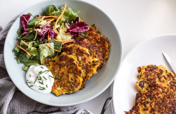 Zucchini-Karotten Puffer mit Knoblauchdip