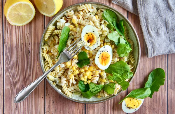 Gesunder Nudelsalat mit Joghurt und Eiern