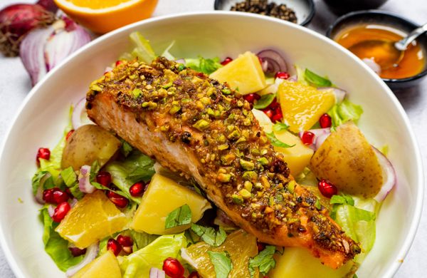 Losos s pistáciovou krustou a bramborami