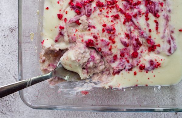 Malinové overnight oats s bielou čokoládou