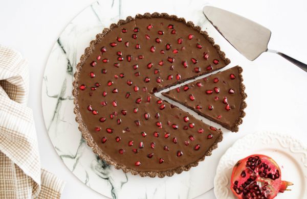 Vegan nepečený čokoládový dort s granátovým jablkem